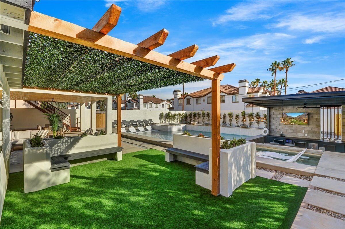 Daytime pergola over turf lounge area